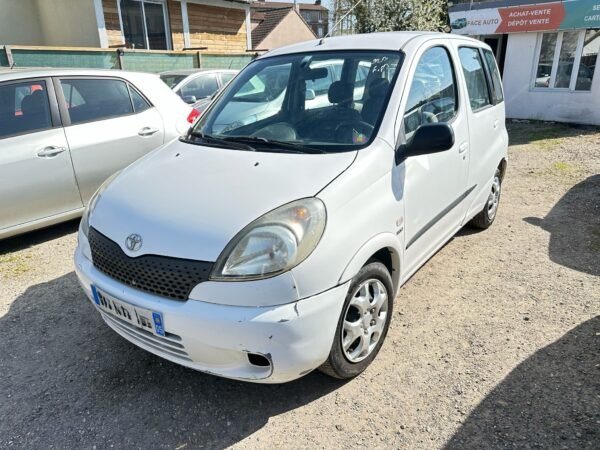 TOYOTA YARIS VERSO essence