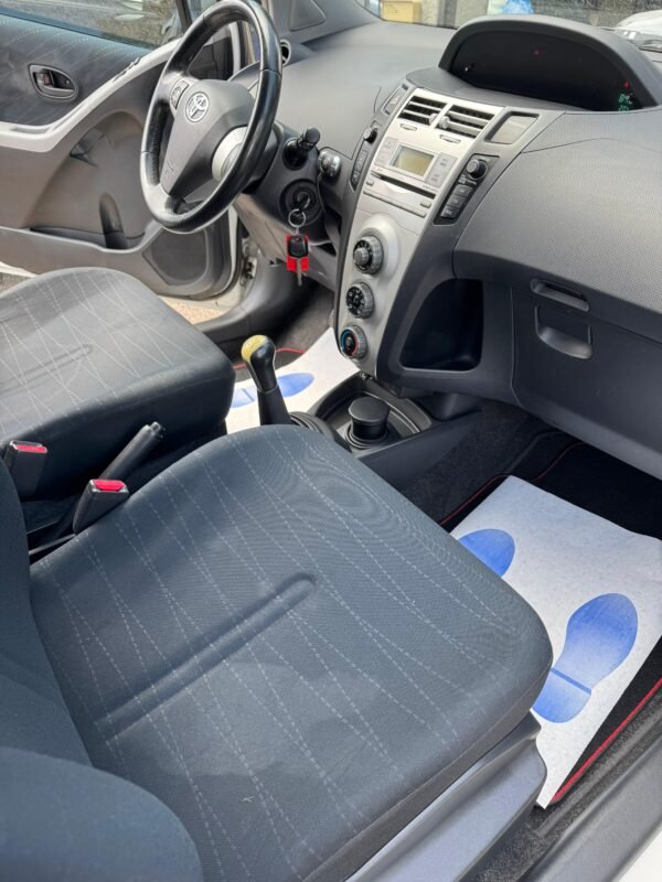 TOYOTA YARIS ESSENCE vvt-i LUNA – Image 9